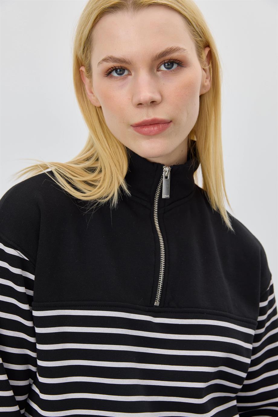 Kadın Siyah Beyaz Çizgili Fermuarlı Sweatshirt