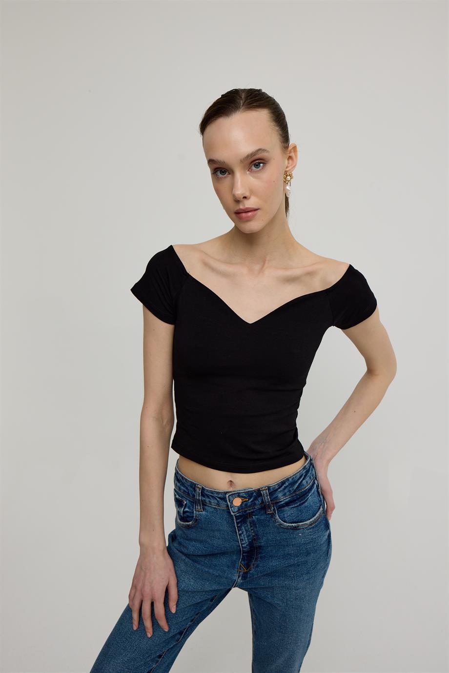 Kadın Siyah Kalp Yakalı Kısa Kollu T-shirt