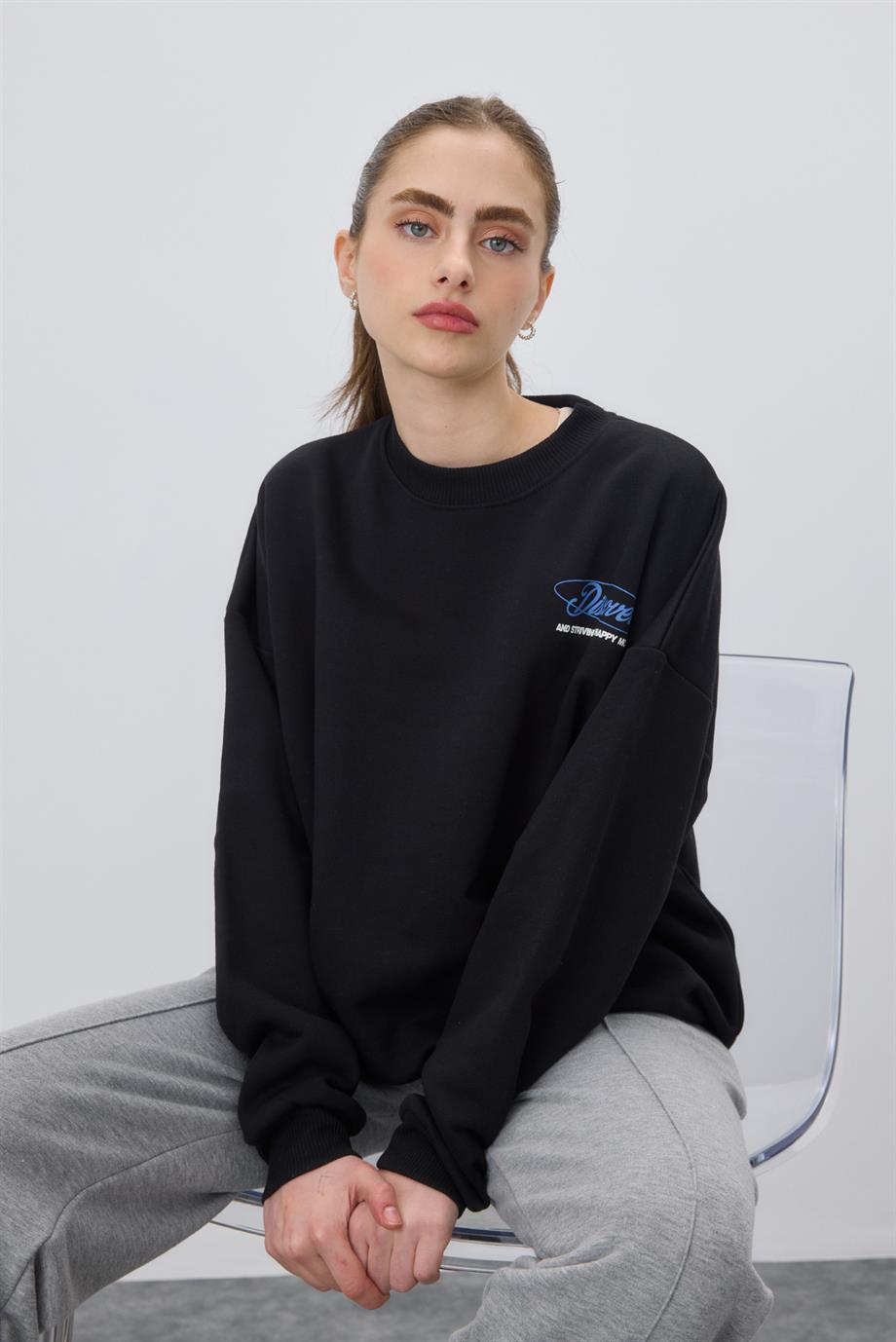 Kadın Siyah Renk Discoveries Baskılı Sweatshirt