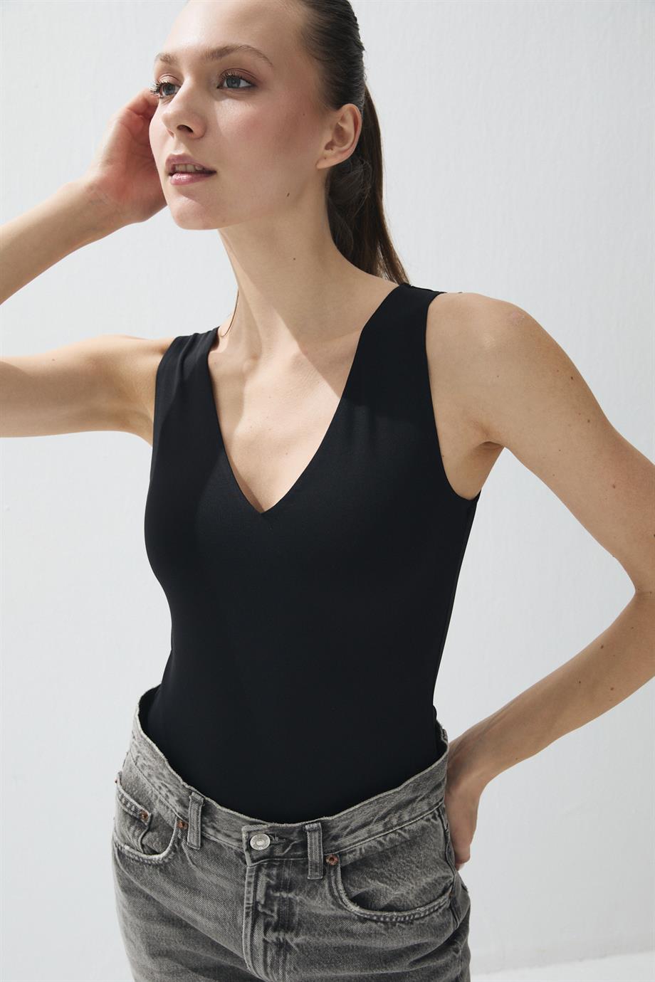 Kadın Siyah Renk V yaka Çıtçıtlı Body