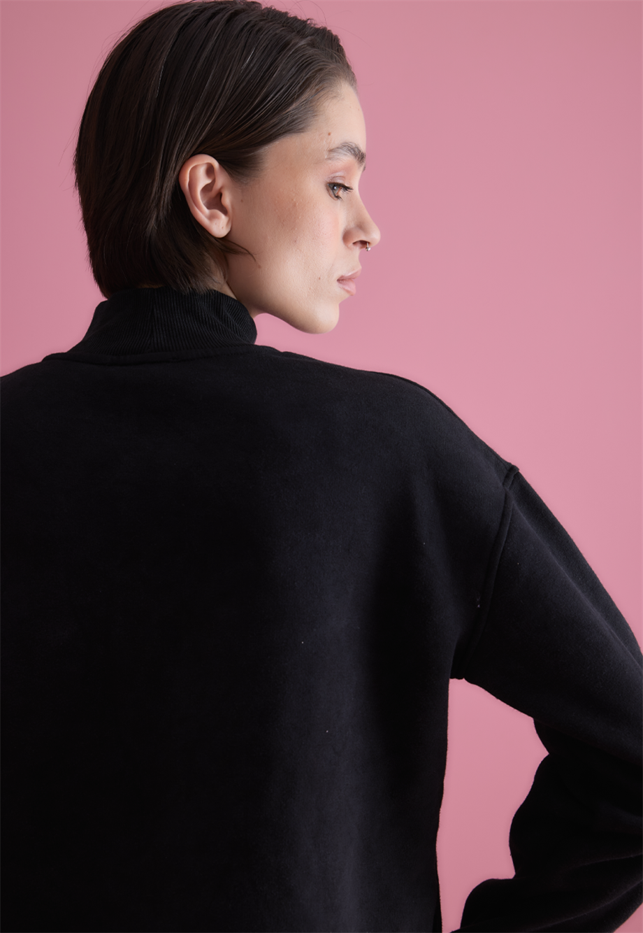 Kadın Siyah Renk Yıkamalı Cepli Yarım Boğazlı Sweatshirt