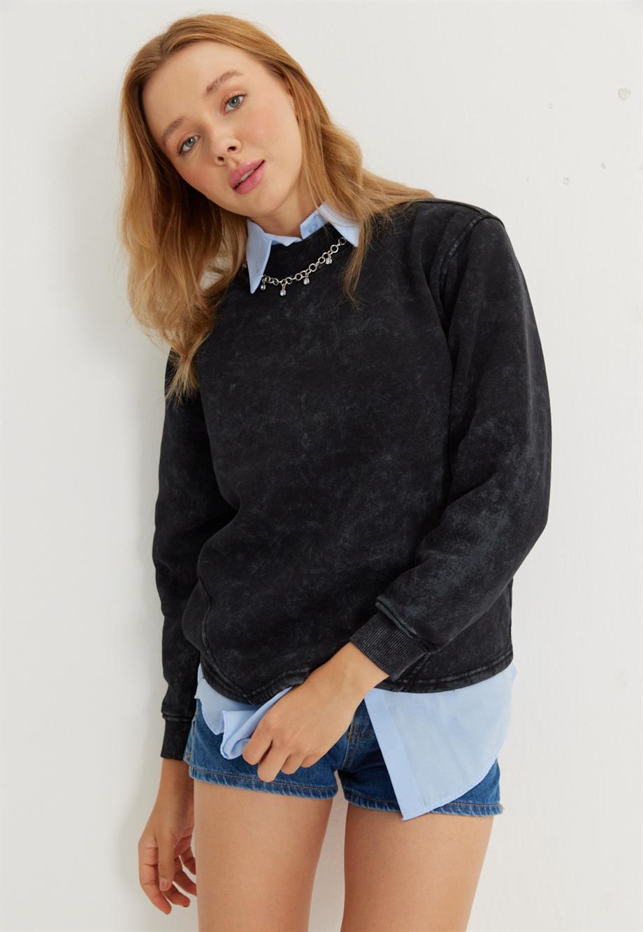 Kadın Siyah Renk Yıkamalı Eskitmeli Kısa Sweatshirt