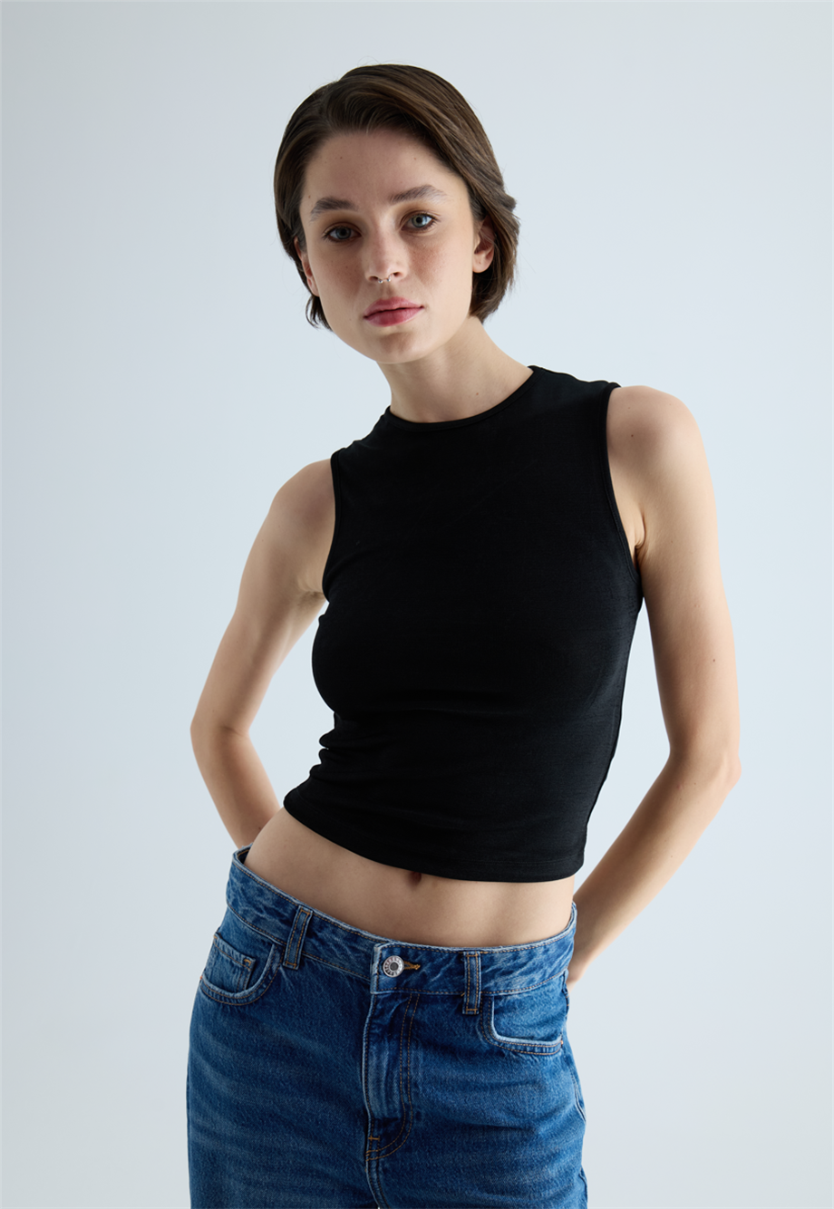 Kadın Siyah Sırt Dekolteli Crop Bluz