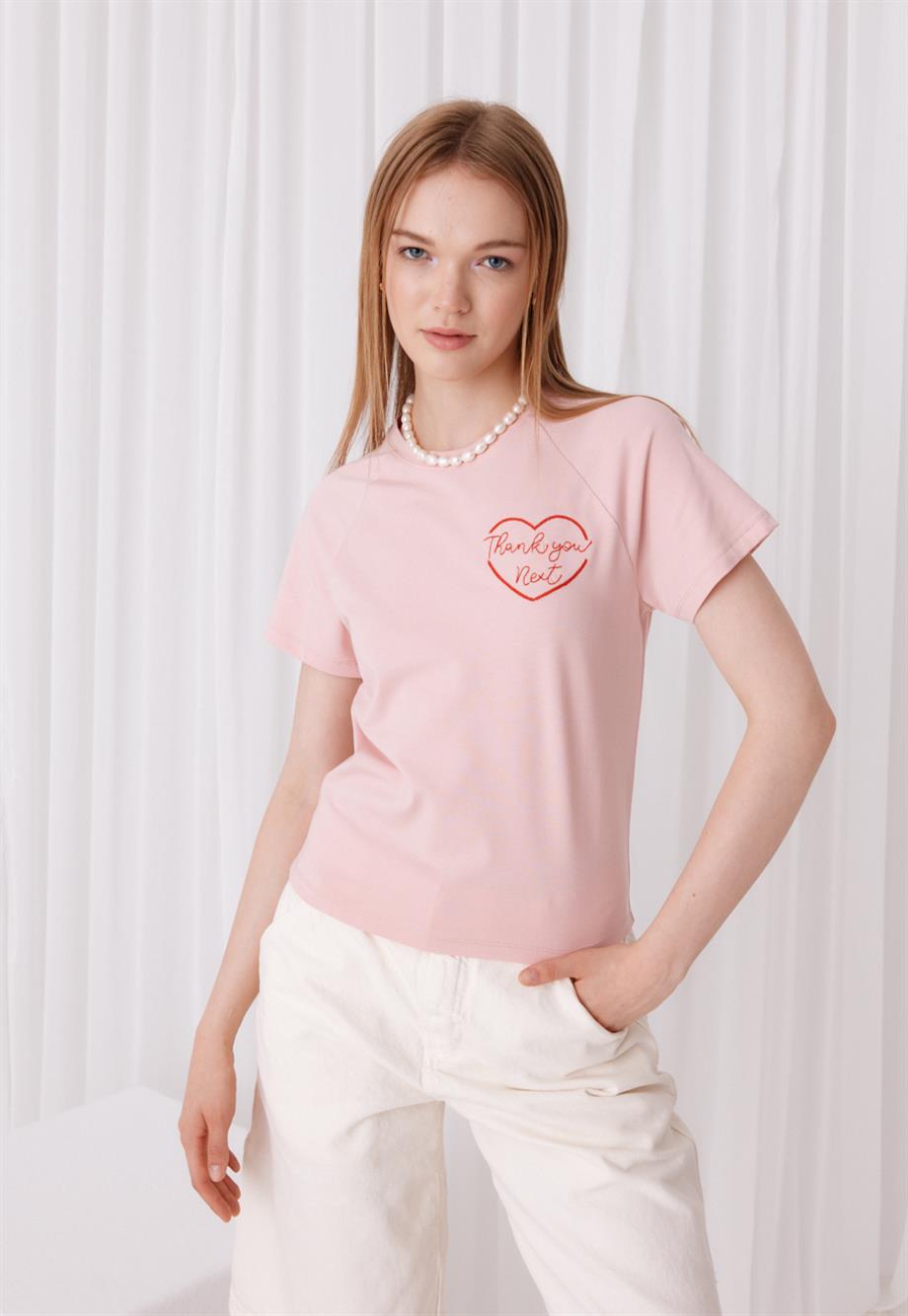 Kadın Thank You Next Nakış Baskılı Pudra Renk Kısa Kollu T-Shirt