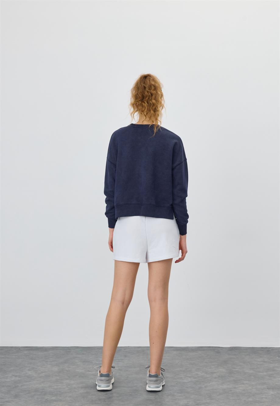 Kadın V Detaylı Efektli Lacivert Kısa Sweatshirt