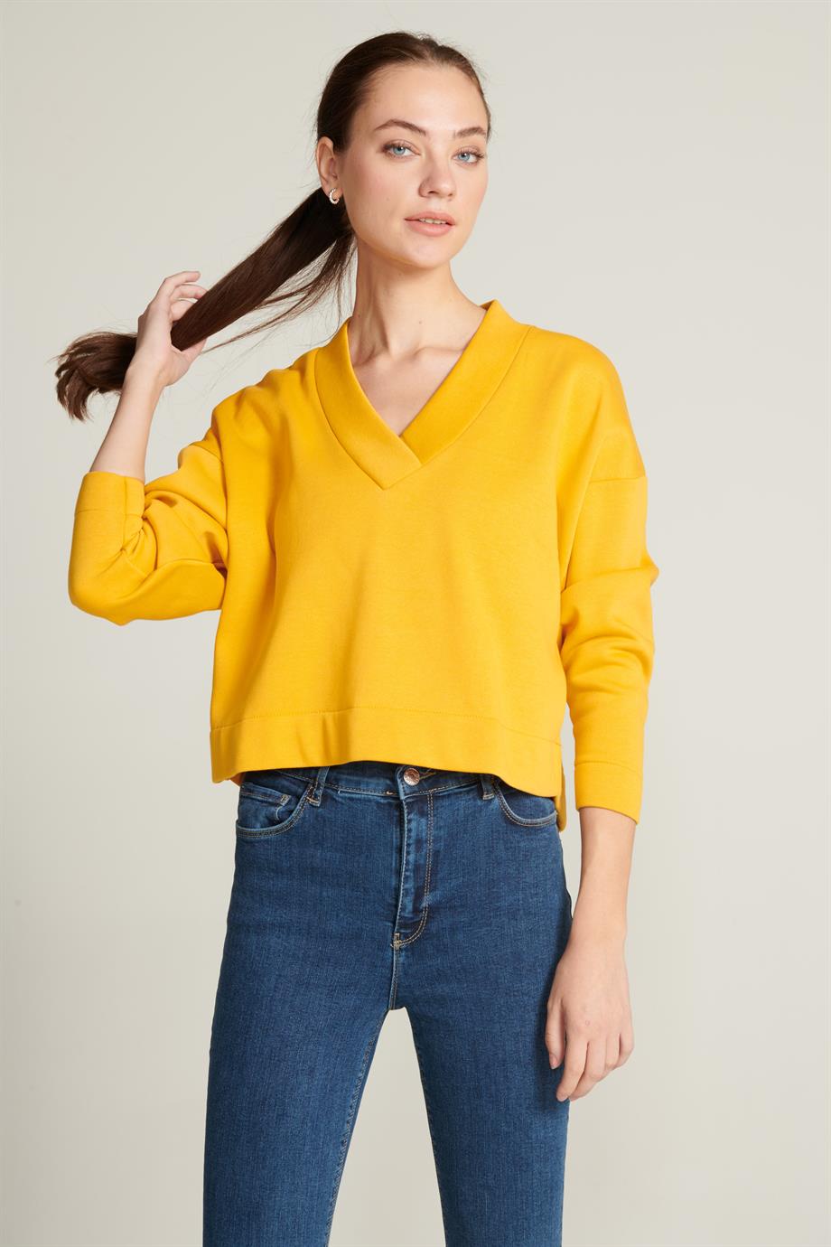 V Yaka Detaylı Crop Sweatshirt