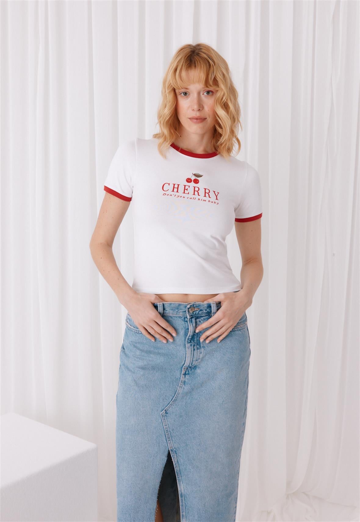 Kadın Beyaz Cherry Baskılı Kısa Kollu Crop T-Shirt