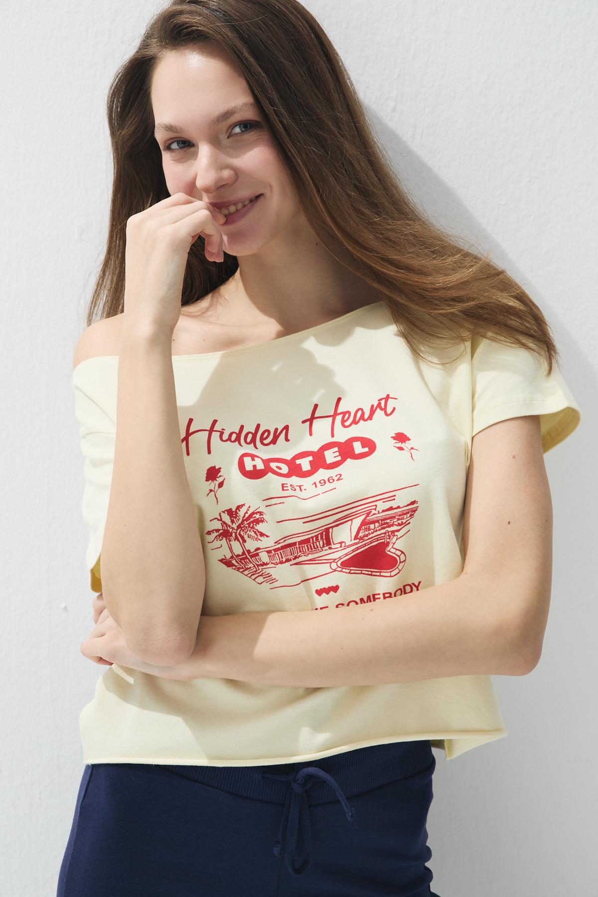 Kadın Butter Renk Baskılı Kayıkçı Yaka Kısa Kollu T-shirt