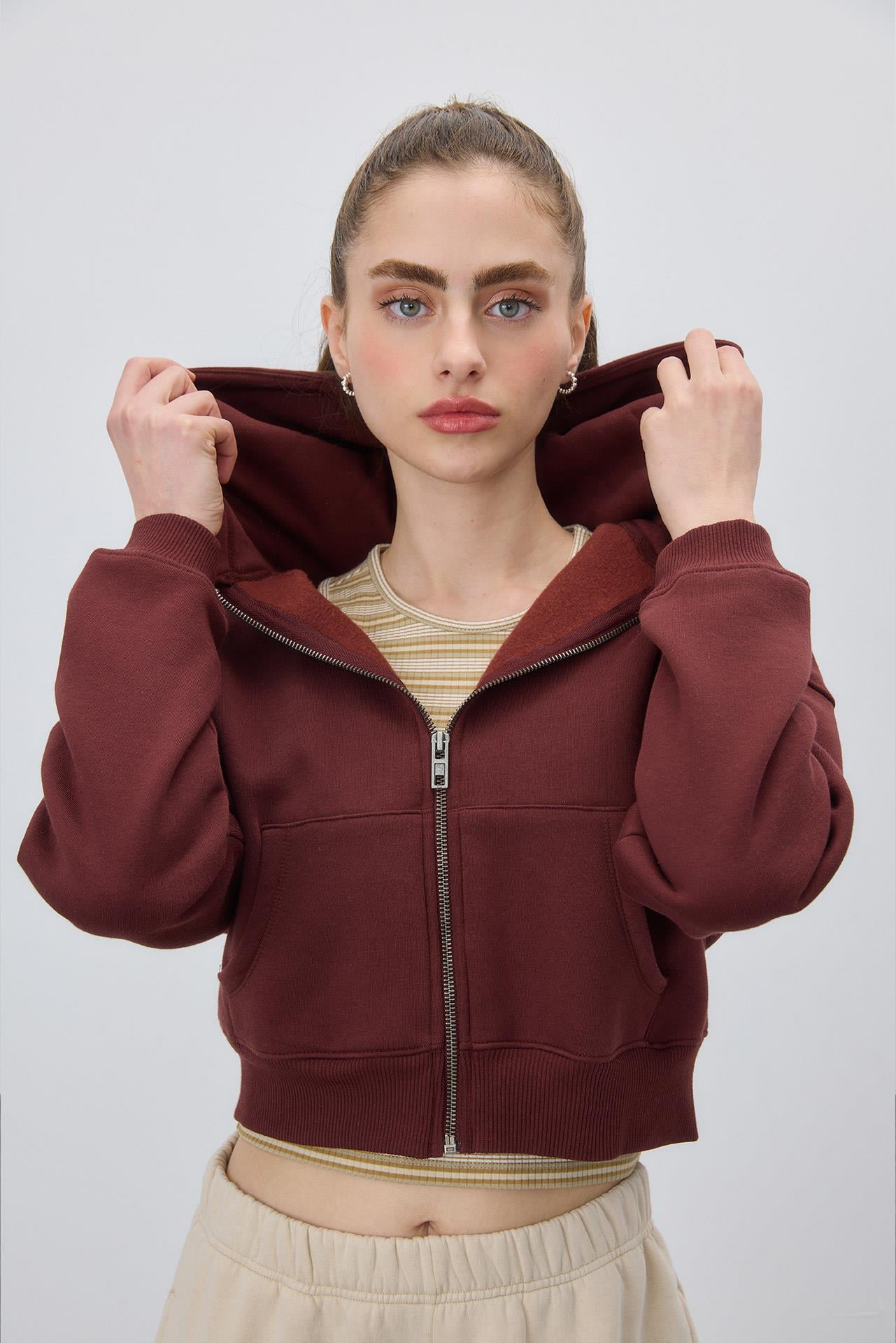 Kadın Çikolata Renk Kapüşonlu Şardonlu Crop Sweatshirt Hırka