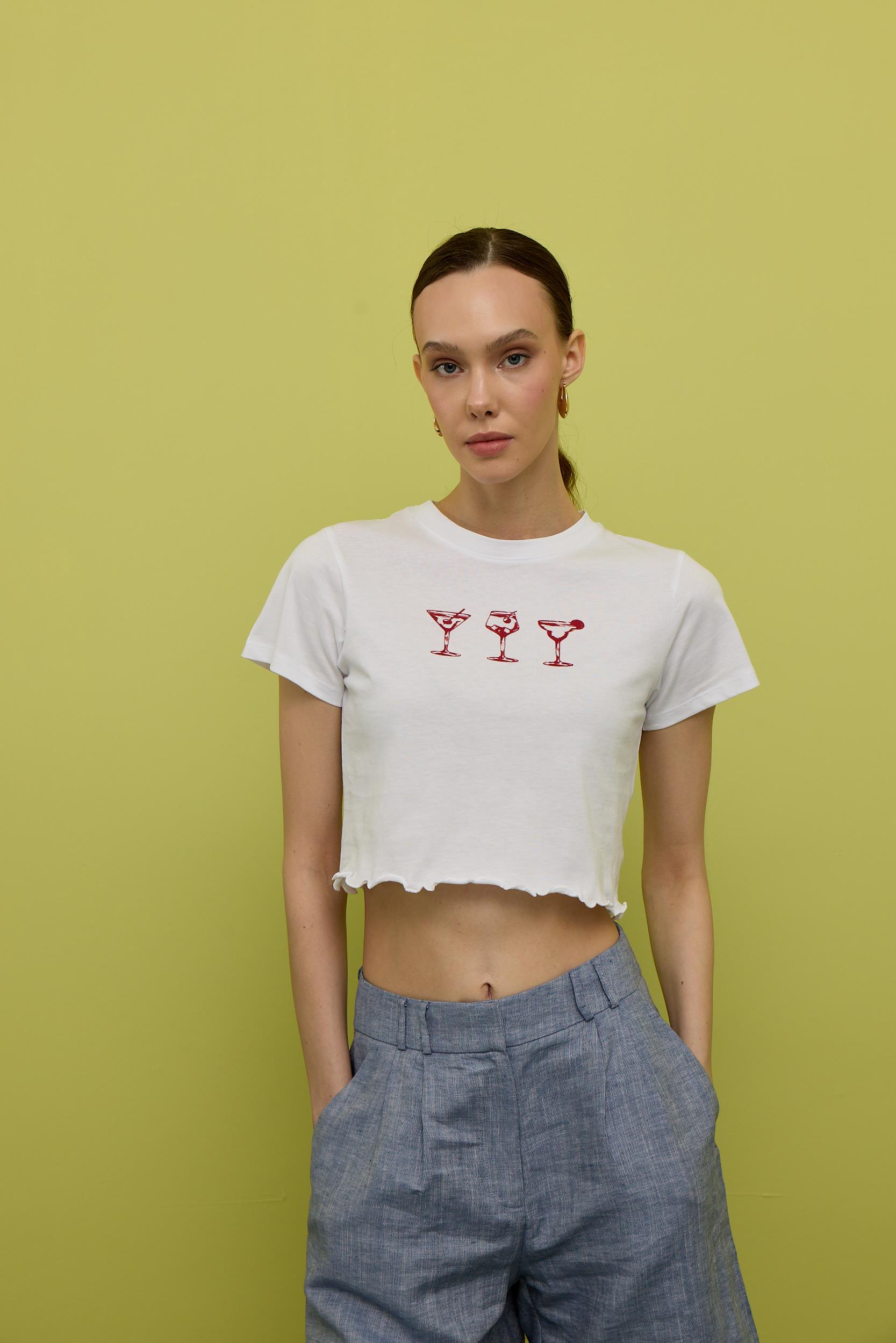 Kadın Ekru Renk Bardak Baskılı Etek Ucu Fırfırlı Kısa Kollu T-shirt