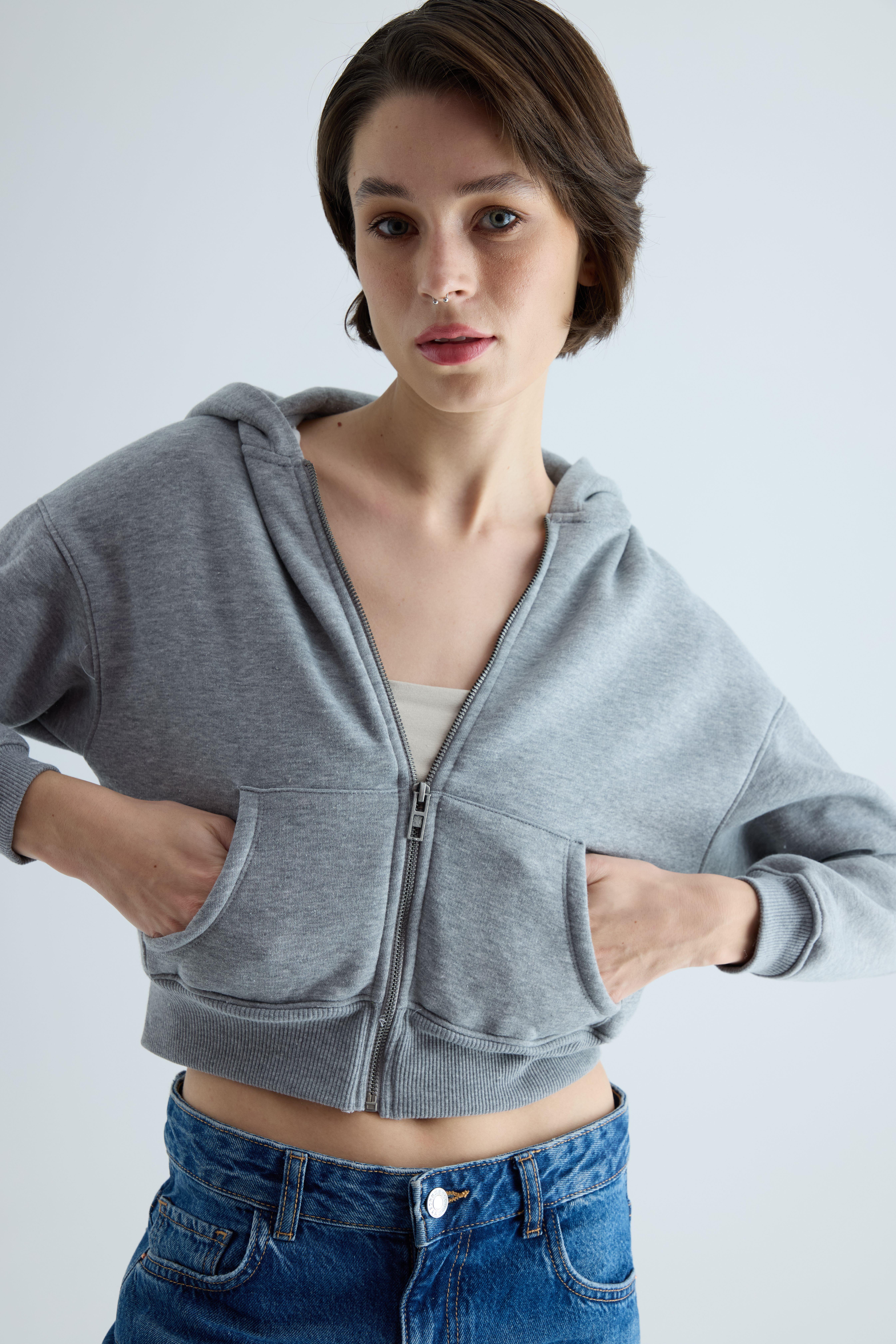Kadın Gri Renk Kapüşonlu Şardonlu Crop Sweatshirt Hırka