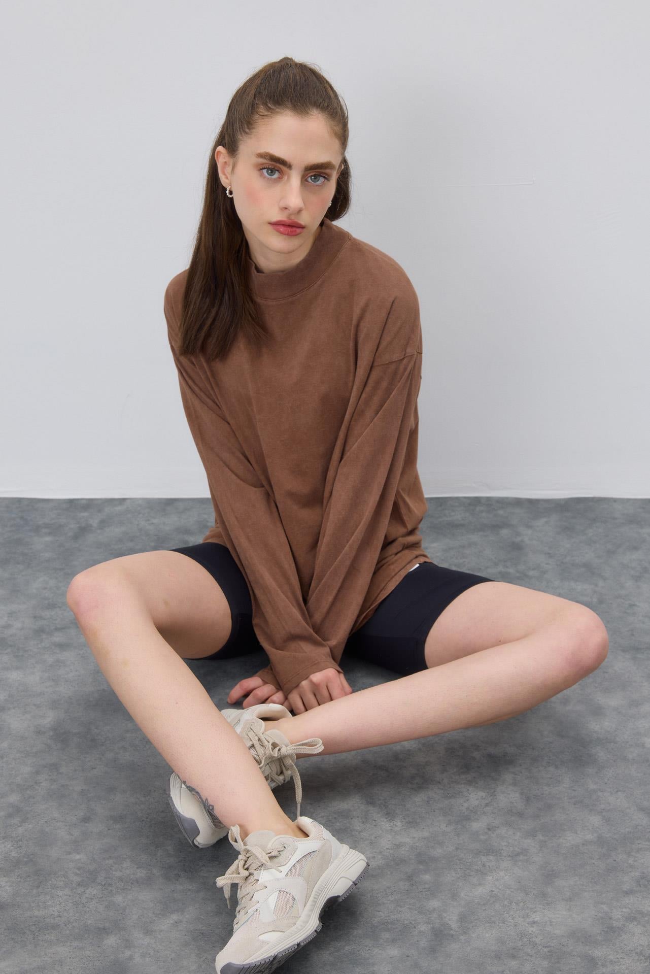 Kadın Kahverengi Eskitmeli Oversize Basic Uzun Kolu T-Shirt