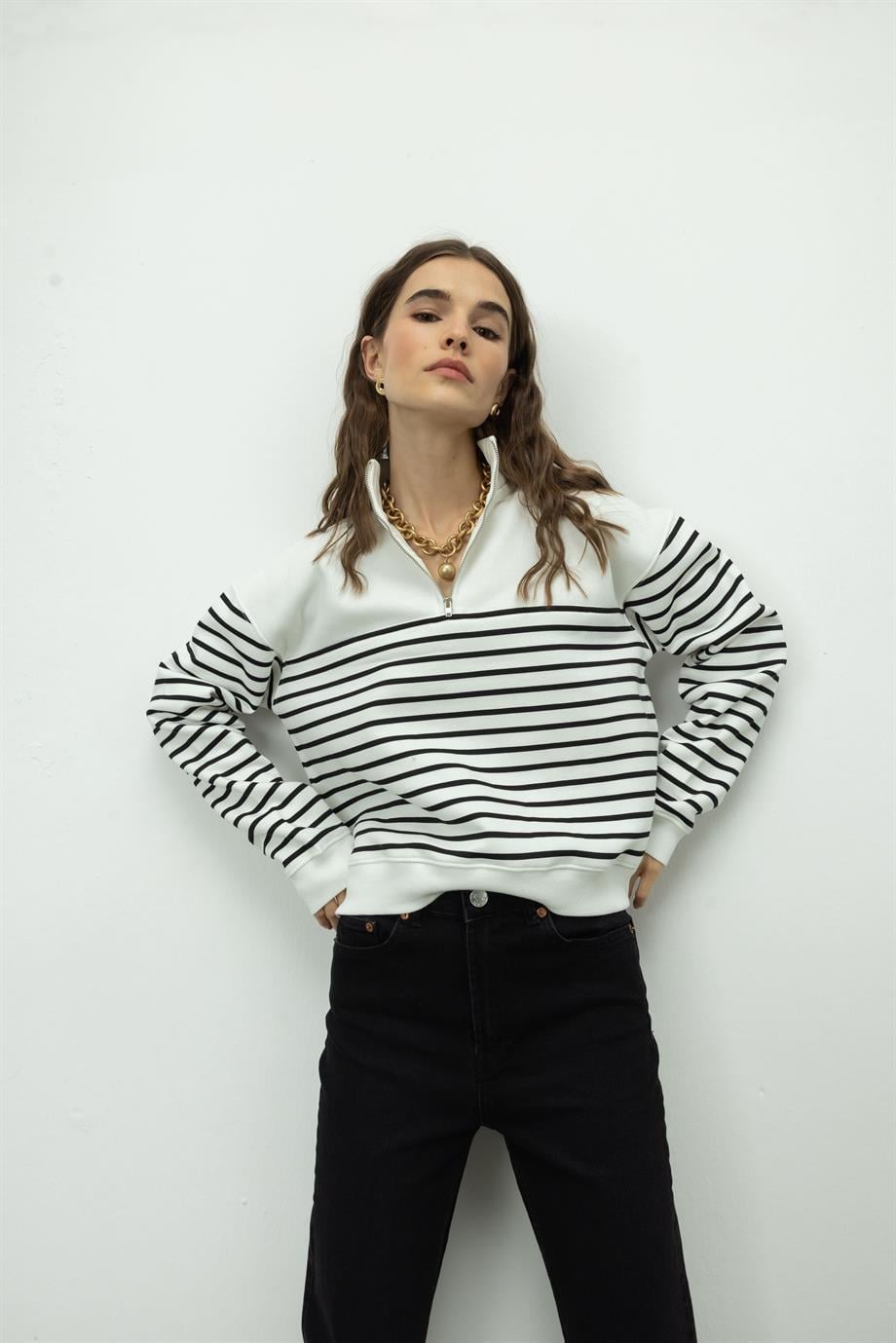 Kadın Kısa Beyaz Siyah Çizgili Yarım Fermuarlı Sweatshirt