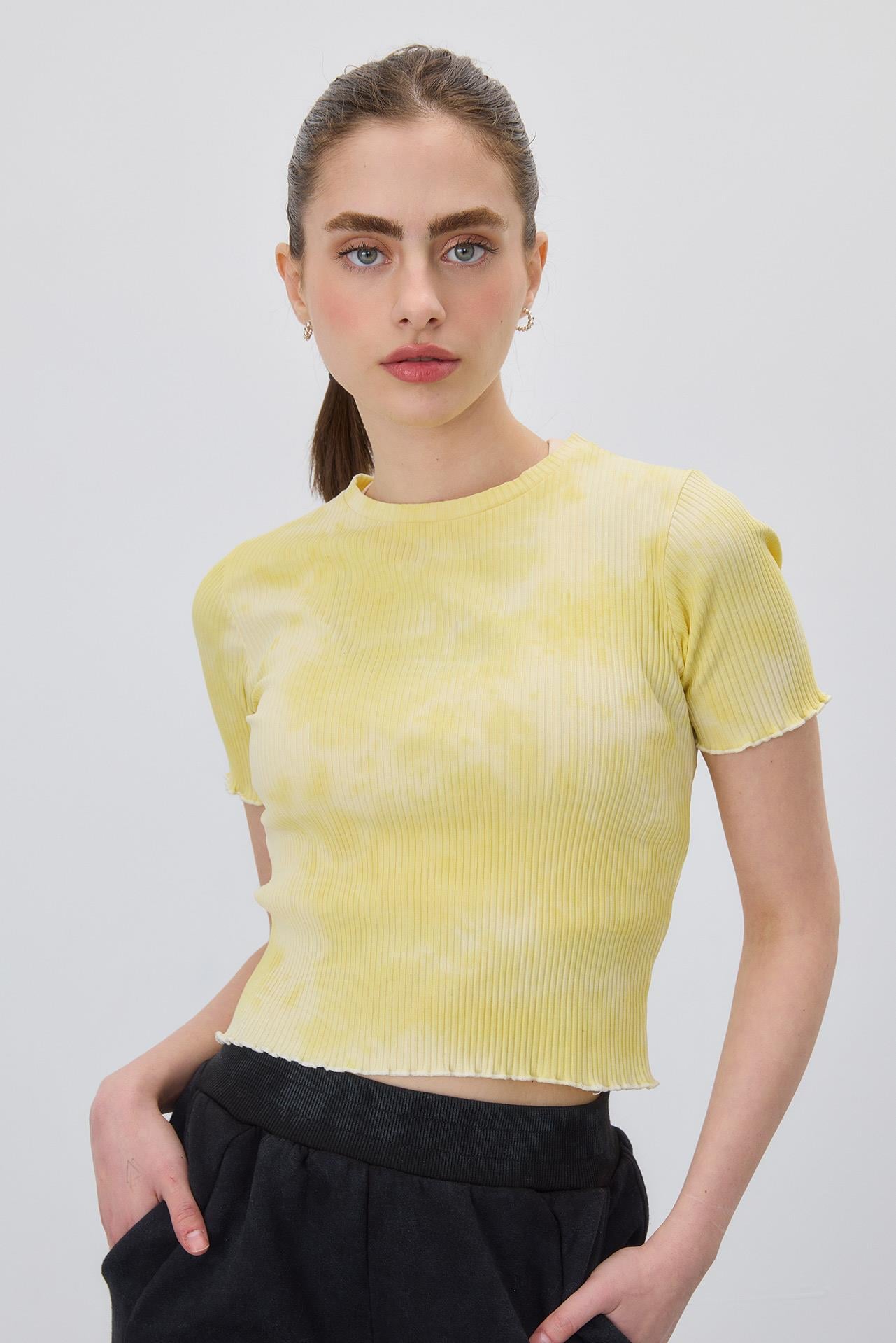 Kadın Sarı Batik Kısa Kollu Fırfırlı Crop T-Shirt