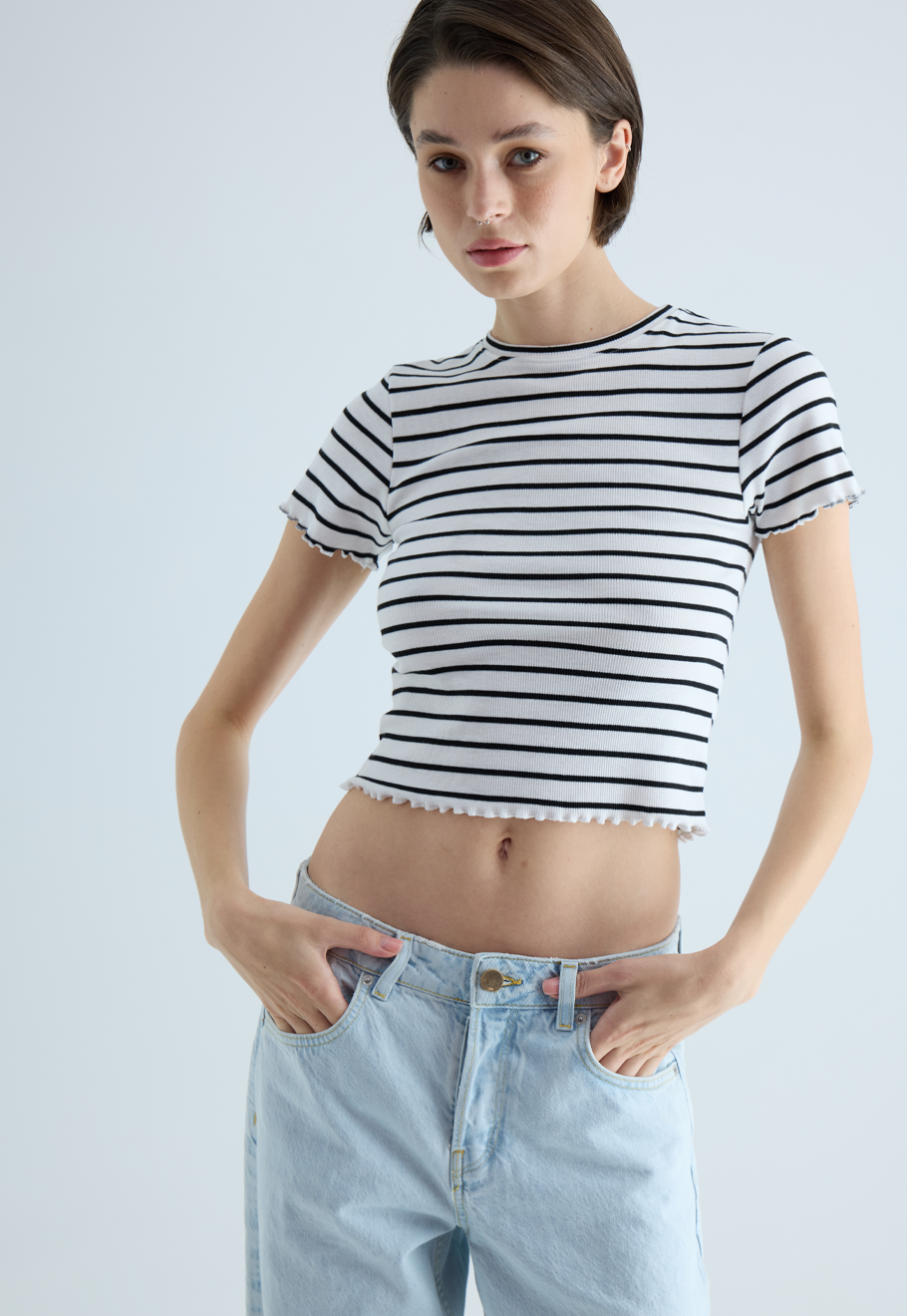 Kadın Siyah Beyaz Çizgili Crop Kısa Kollu T-Shirt