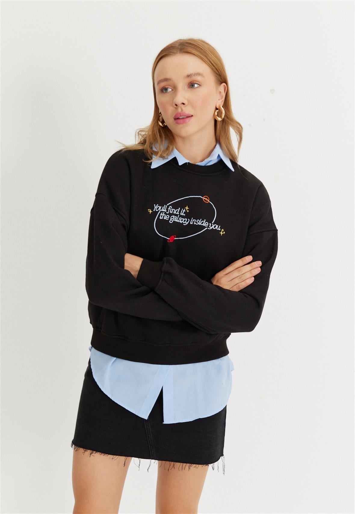 Kadın Siyah Nakış Baskılı Oversize Kısa Sweatshirt