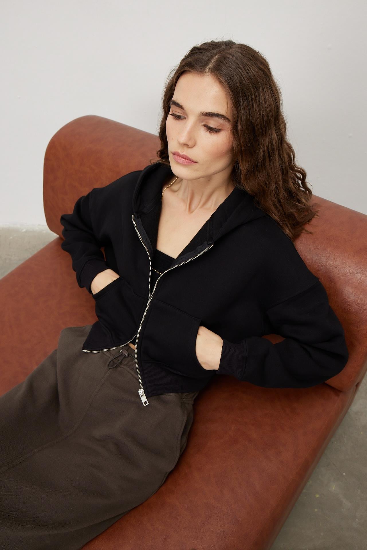 Kadın Siyah Renk Kapüşonlu Şardonlu Crop Sweatshirt Hırka