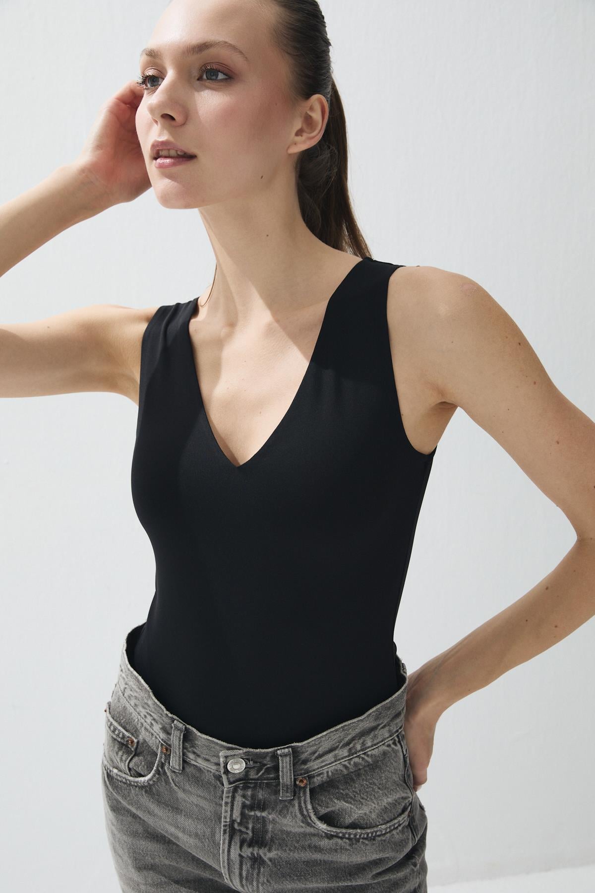 Kadın Siyah Renk V yaka Çıtçıtlı Body
