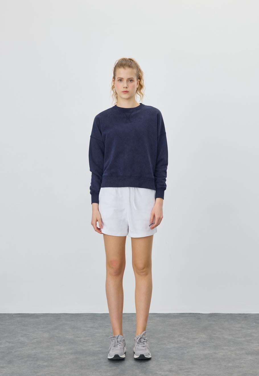 Kadın V Detaylı Efektli Lacivert Kısa Sweatshirt