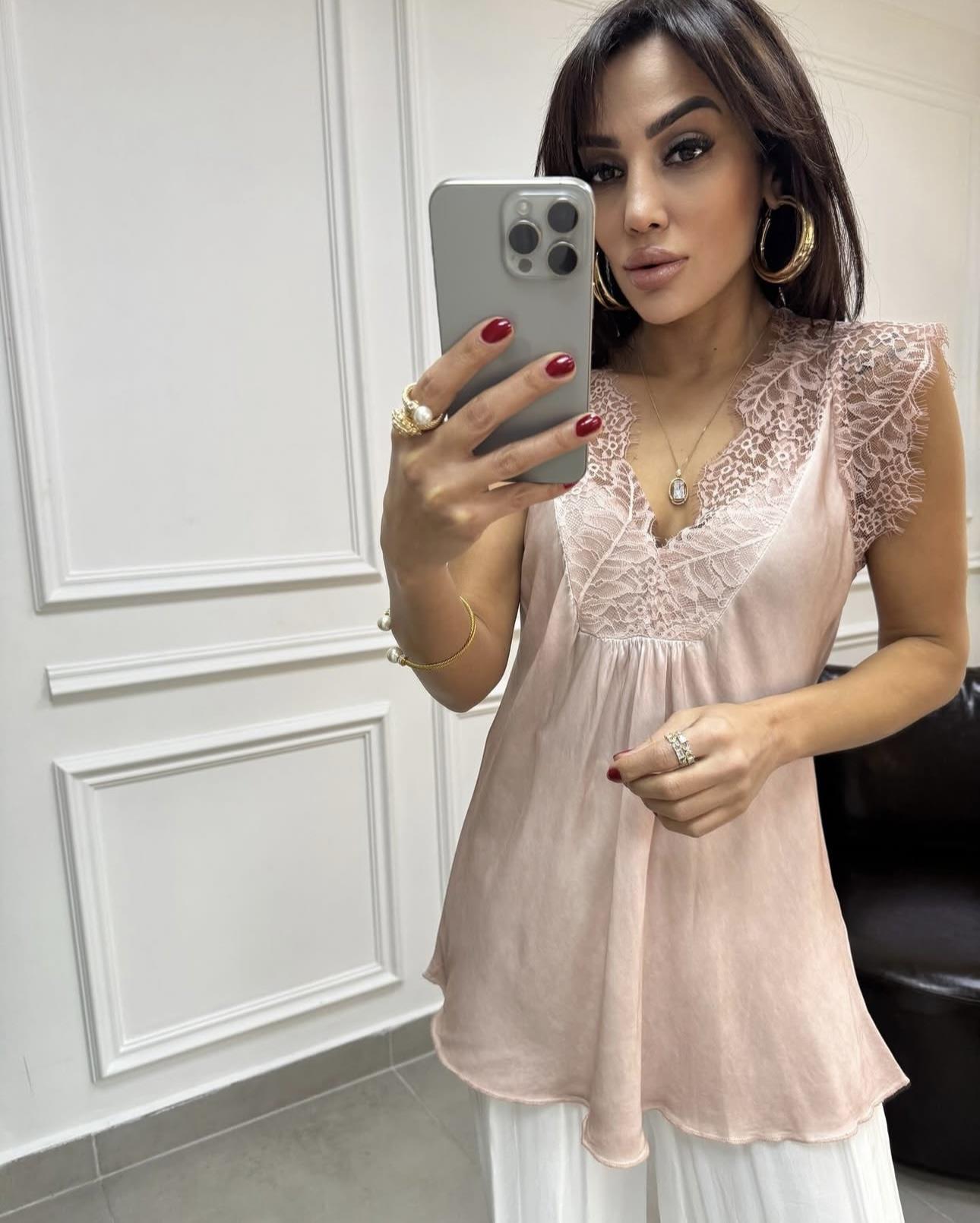 Dantel İşlemeli V Yaka Bluz