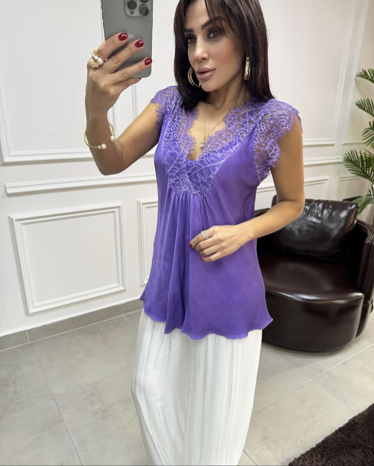 Dantel İşlemeli V Yaka Bluz