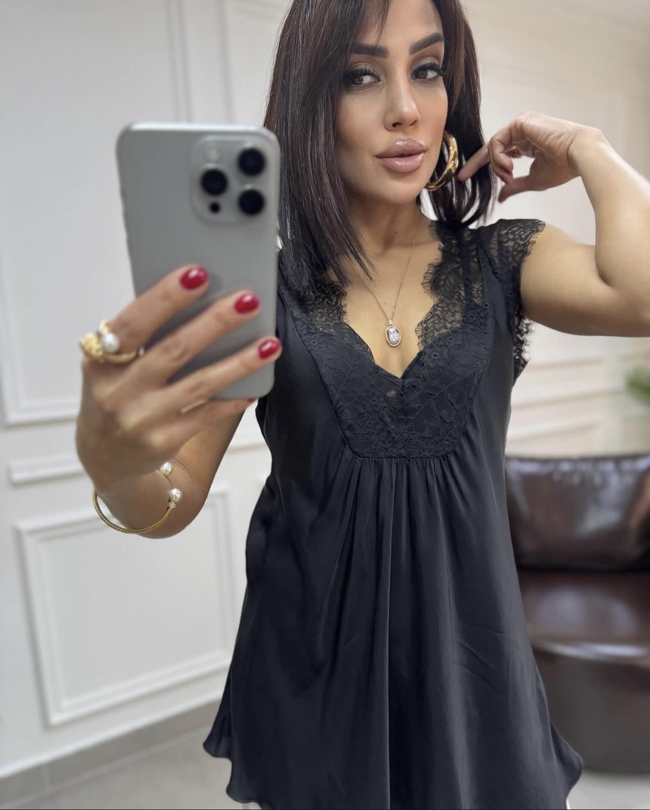 Dantel İşlemeli V Yaka Bluz