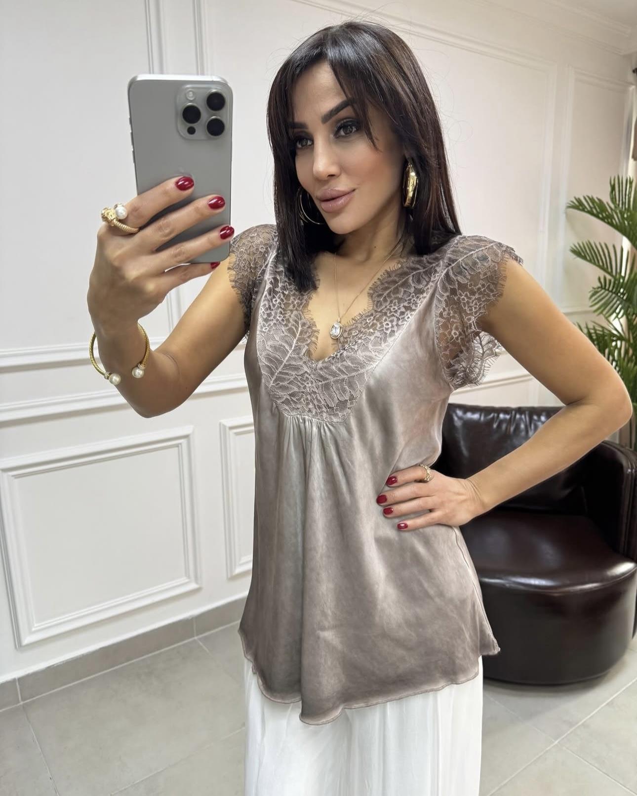 Dantel İşlemeli V Yaka Bluz