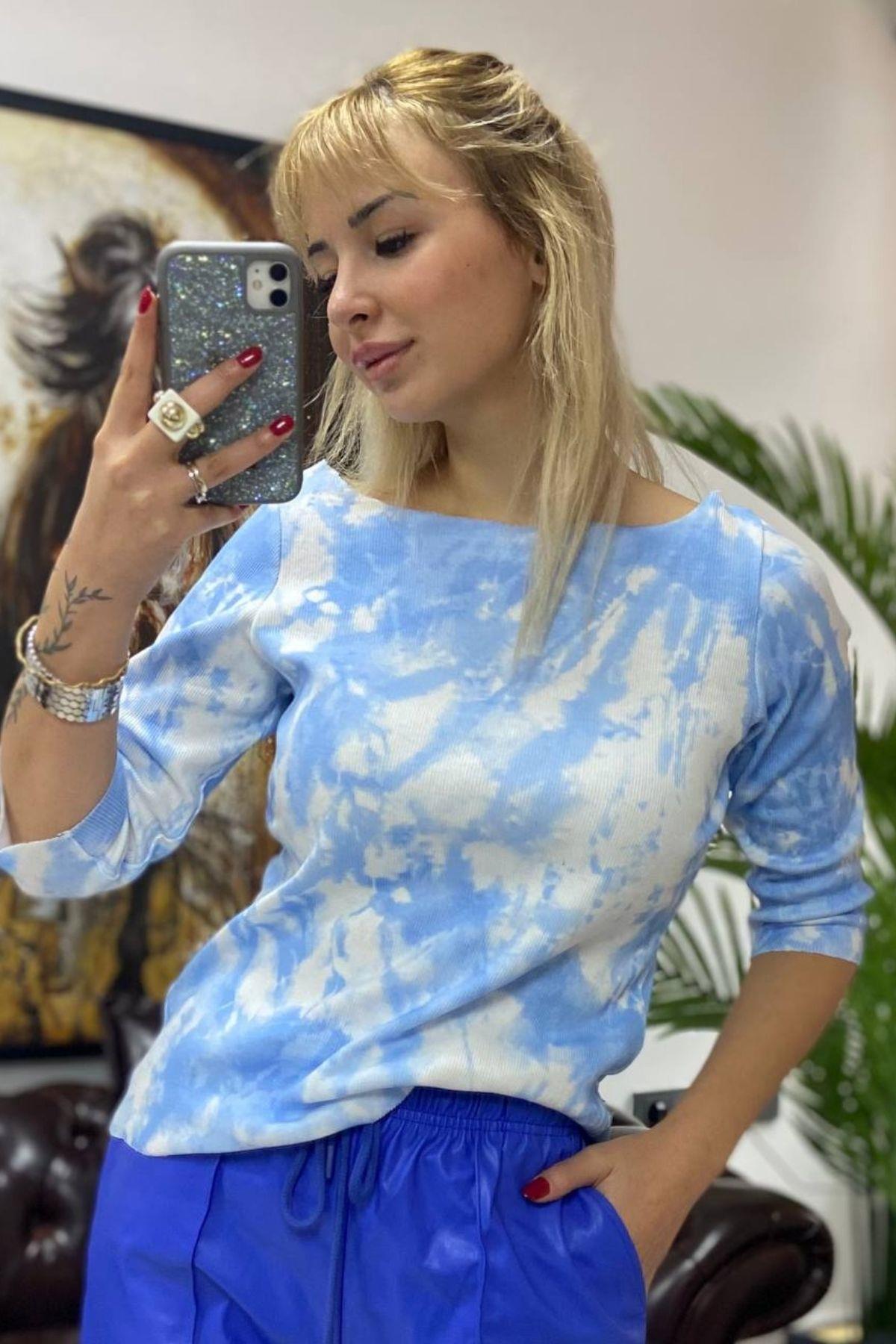 Kayık Yaka Batik Desenli Bluz