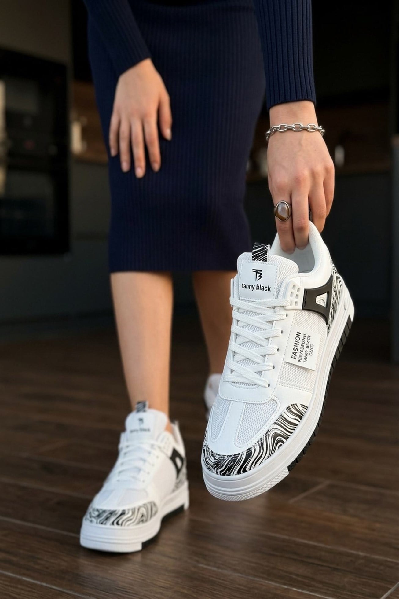 Beyaz Siyah Dokulu Unisex Spor Ayakkabı 1 Beden Büyük Alıınız