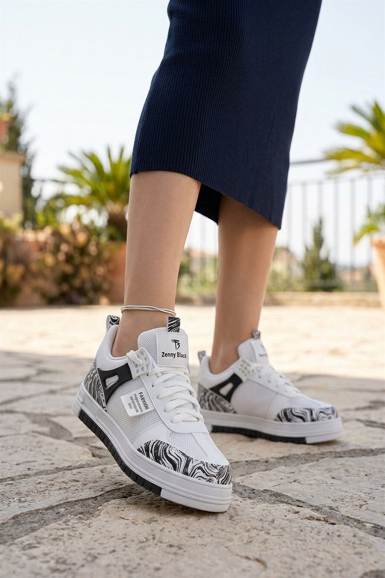 Beyaz Siyah Dokulu Unisex Spor Ayakkabı 1 Beden Büyük Alıınız