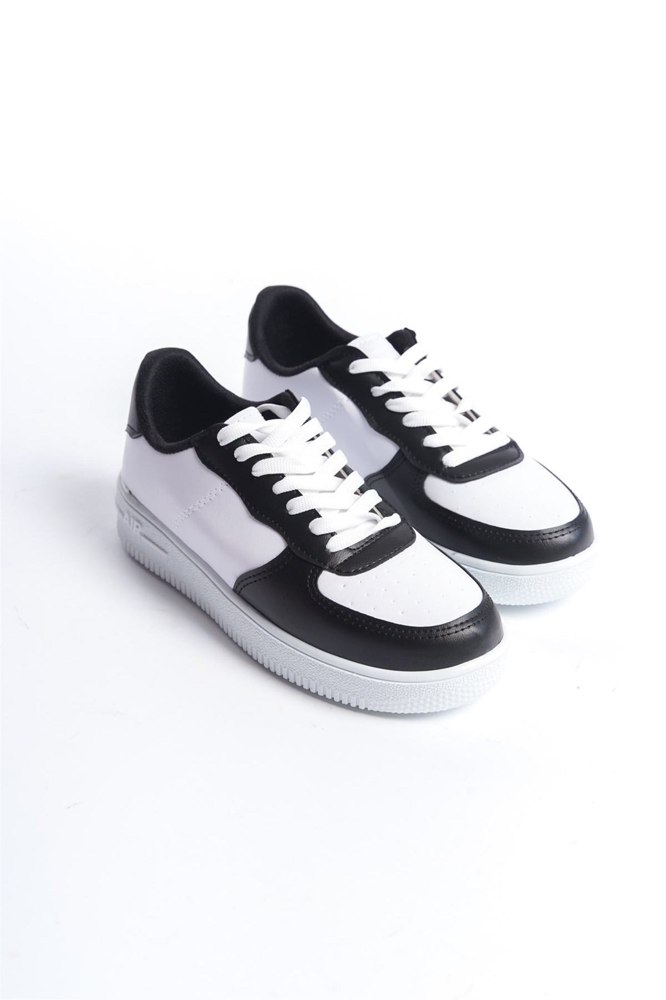Günlük Kullanıma Uygun İkonik Siyah-Beyaz Kadın Sneaker