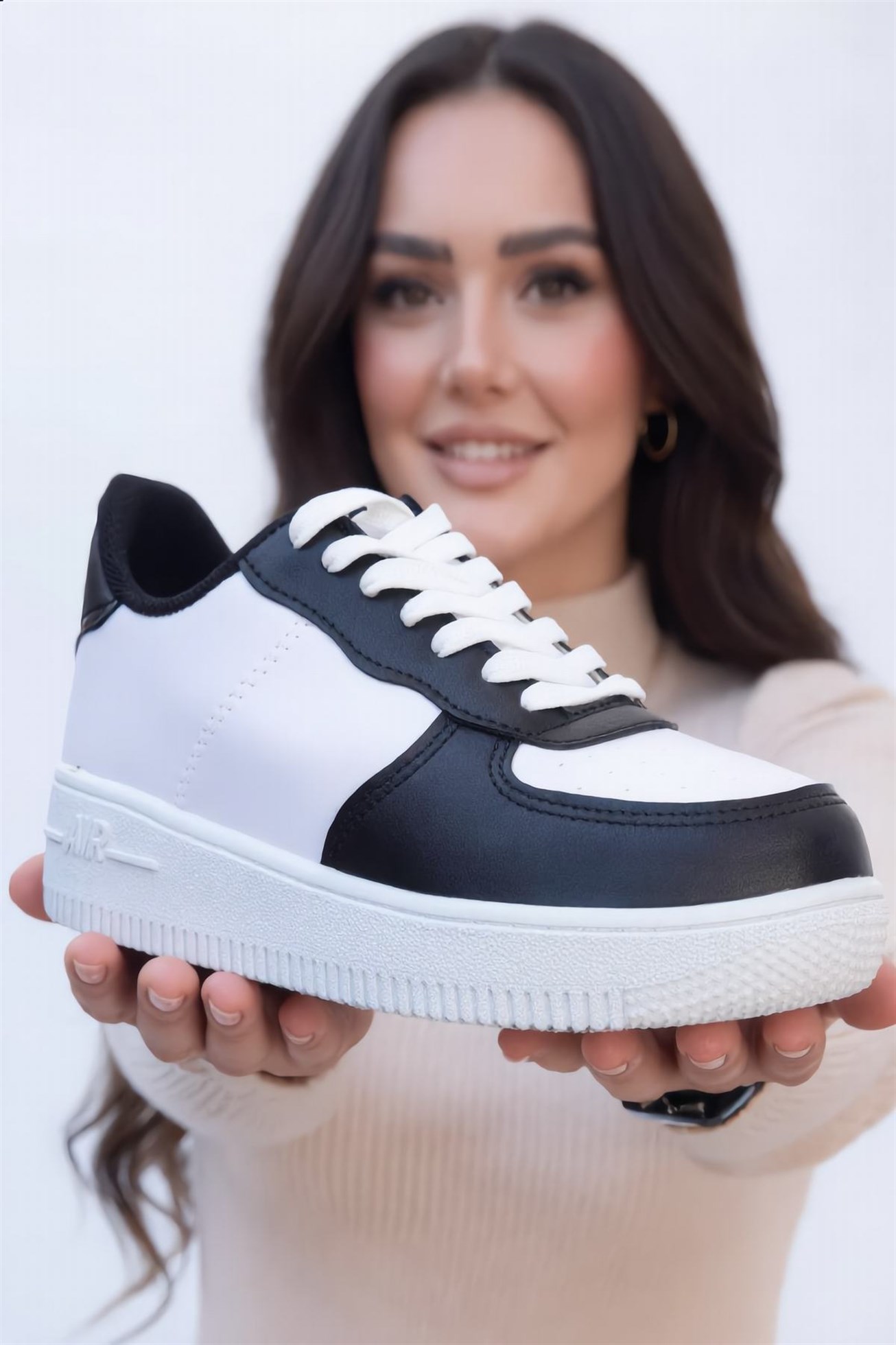 Günlük Kullanıma Uygun İkonik Siyah-Beyaz Kadın Sneaker