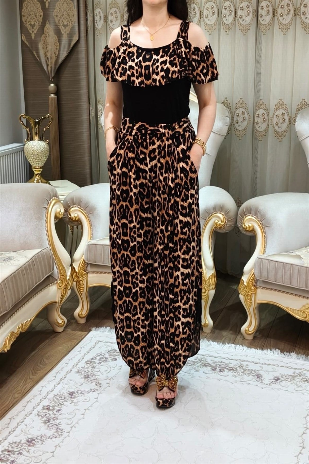 Leopar Desenli Omuz Dekolteli Beli Kuşaklı Paçaları Yırtmaçlı Cepli Desenli Bluz Şalvar Pantolon Takımı ikili Takım 50 Kilodan 100 Kiloya Kadar Olur