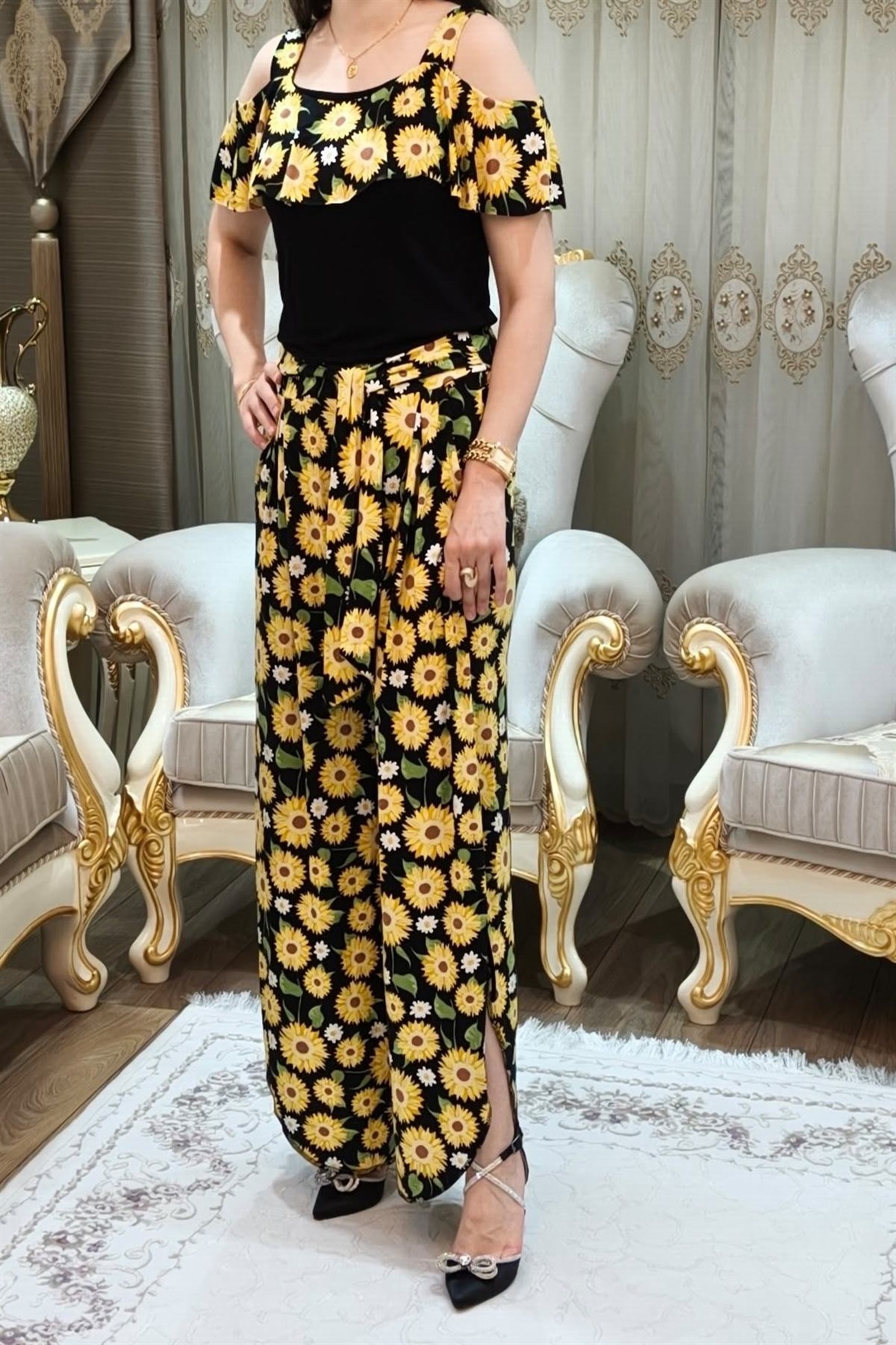 Sarı Papatya Desenli Omuz Dekolteli Beli Kuşaklı Paçaları Yırtmaçlı Cepli Desenli Bluz Şalvar Pantolon Takımı ikili Takım 50 Kilodan 100 Kiloya Kadar Olur