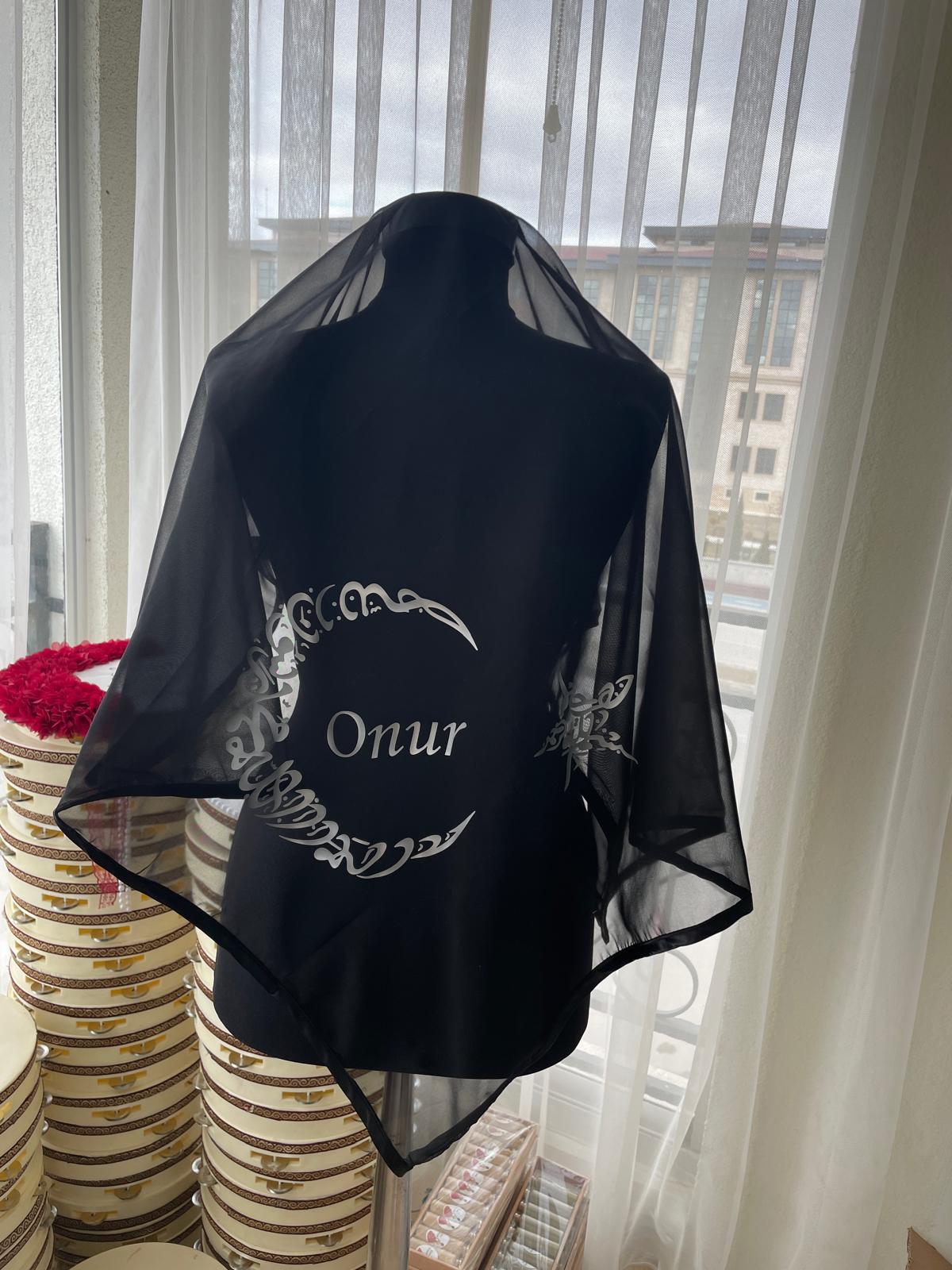 SİYAH GÜMÜŞ BASKILI DAMAT ÖRTÜSÜ