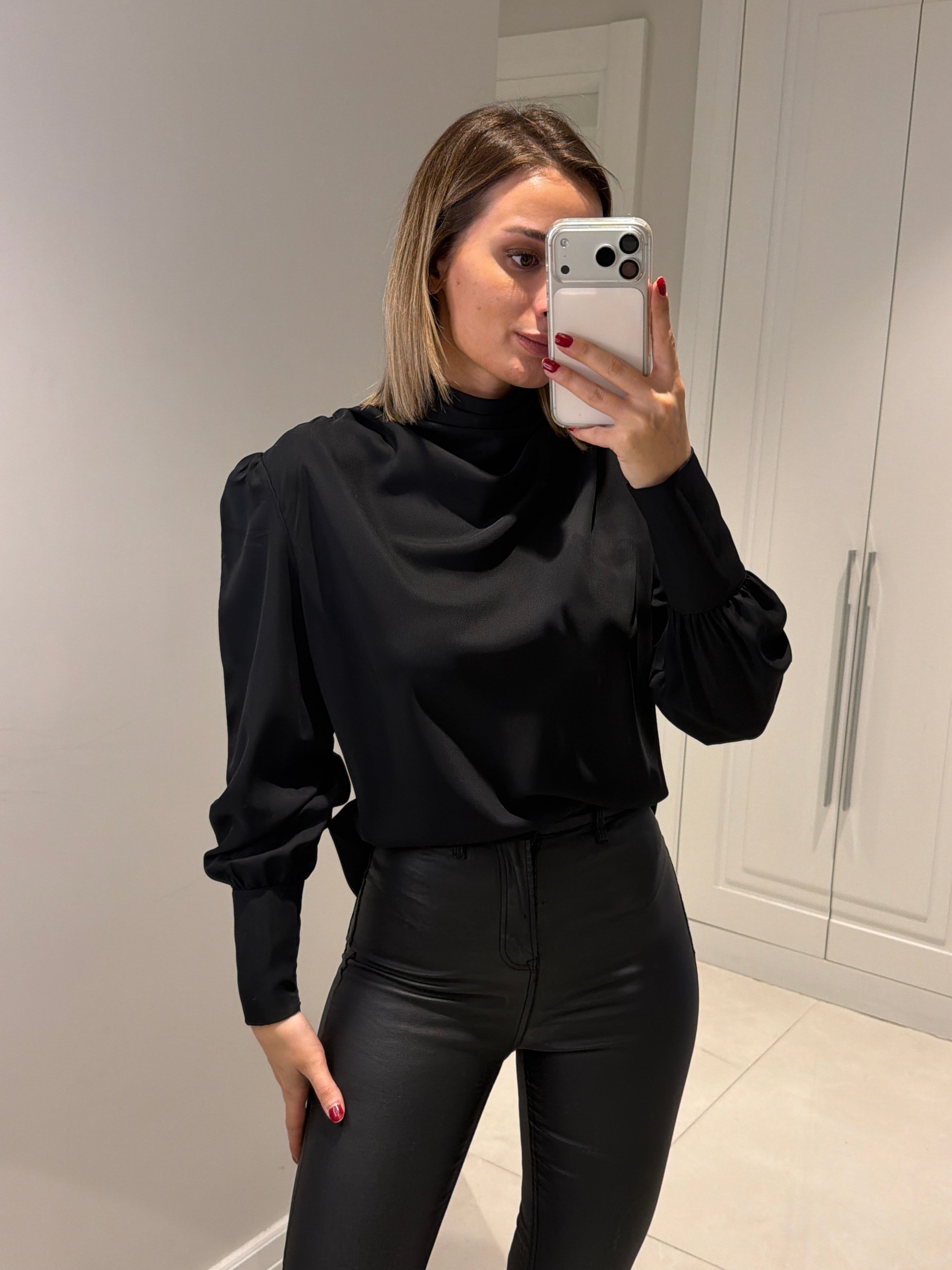 Alora Drape Detaylı Siyah Bluz