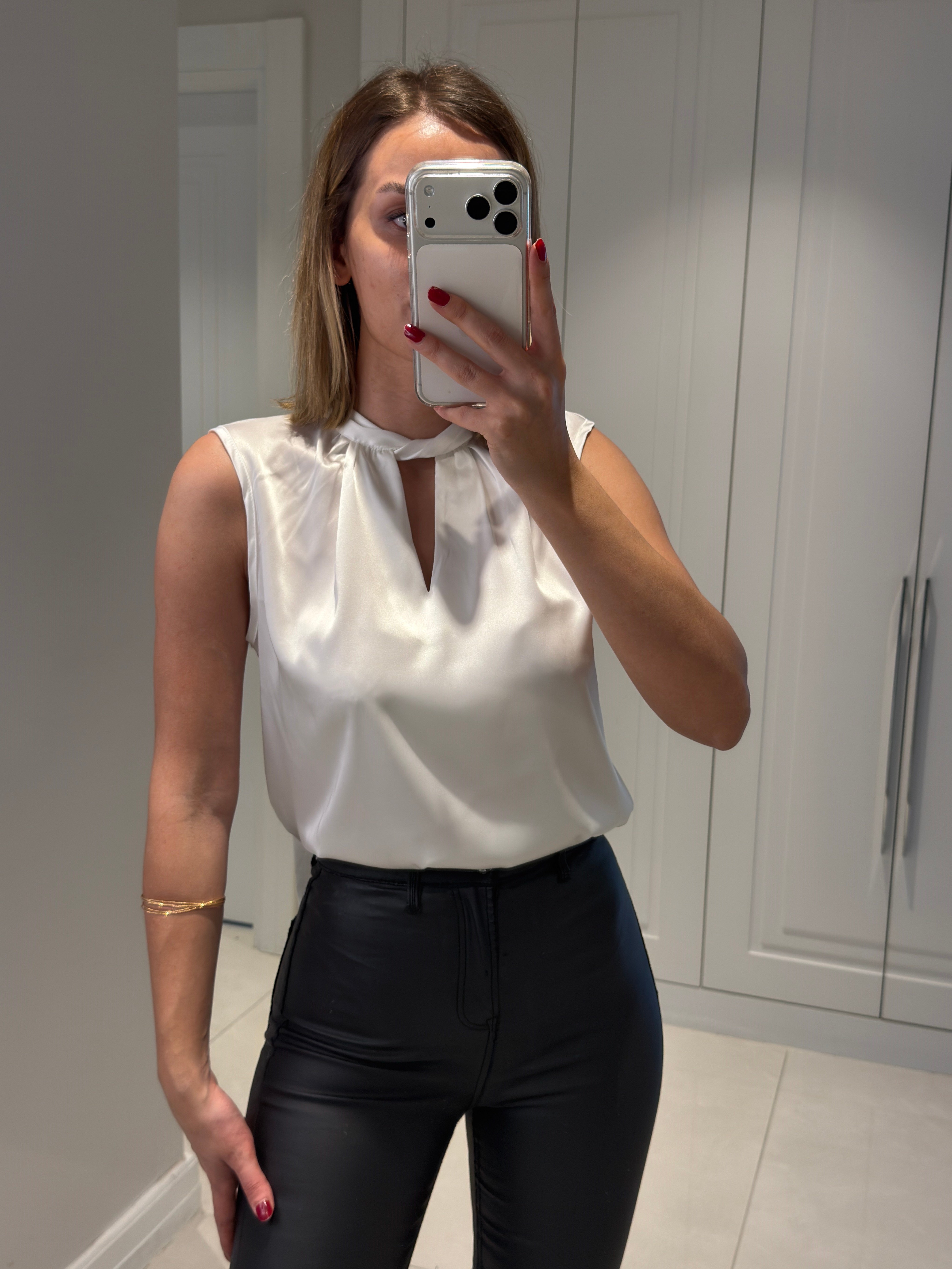 Aryana Beyaz Yaka Detaylı Saten Bluz
