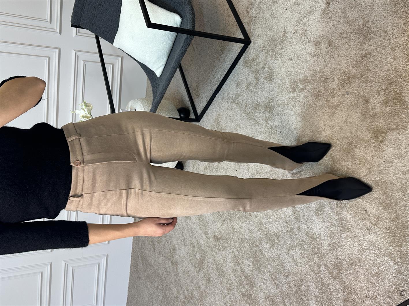 Amaris Bej Paçası Yırtmaçlı Süet Pantolon