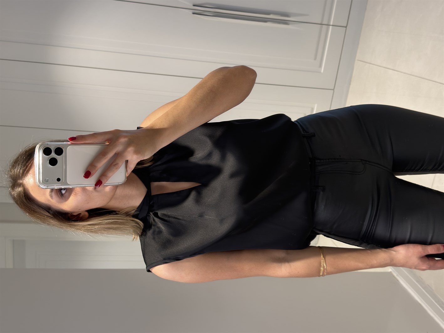 Aryana Siyah Yaka Detaylı Saten Bluz