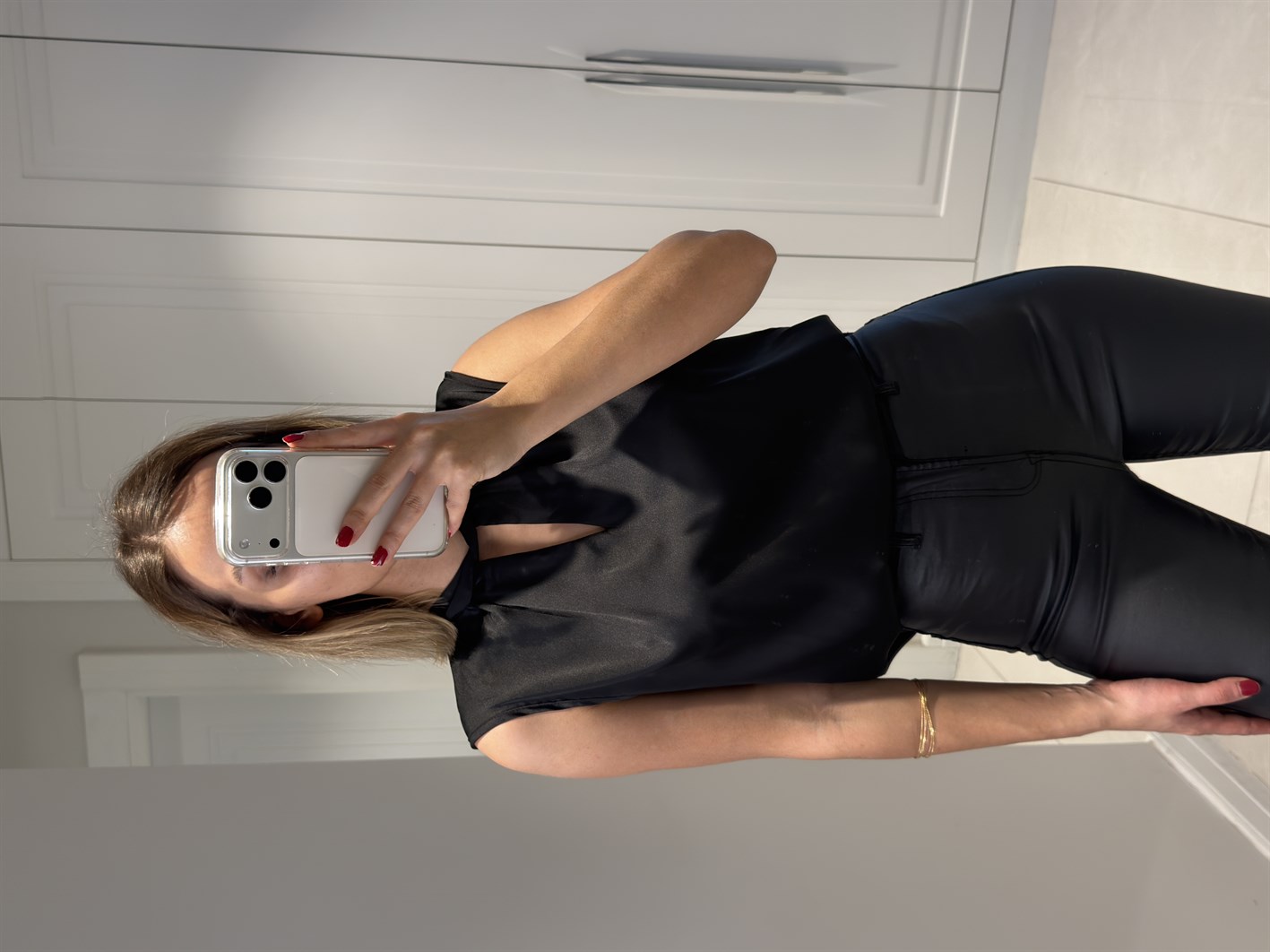 Aryana Siyah Yaka Detaylı Saten Bluz