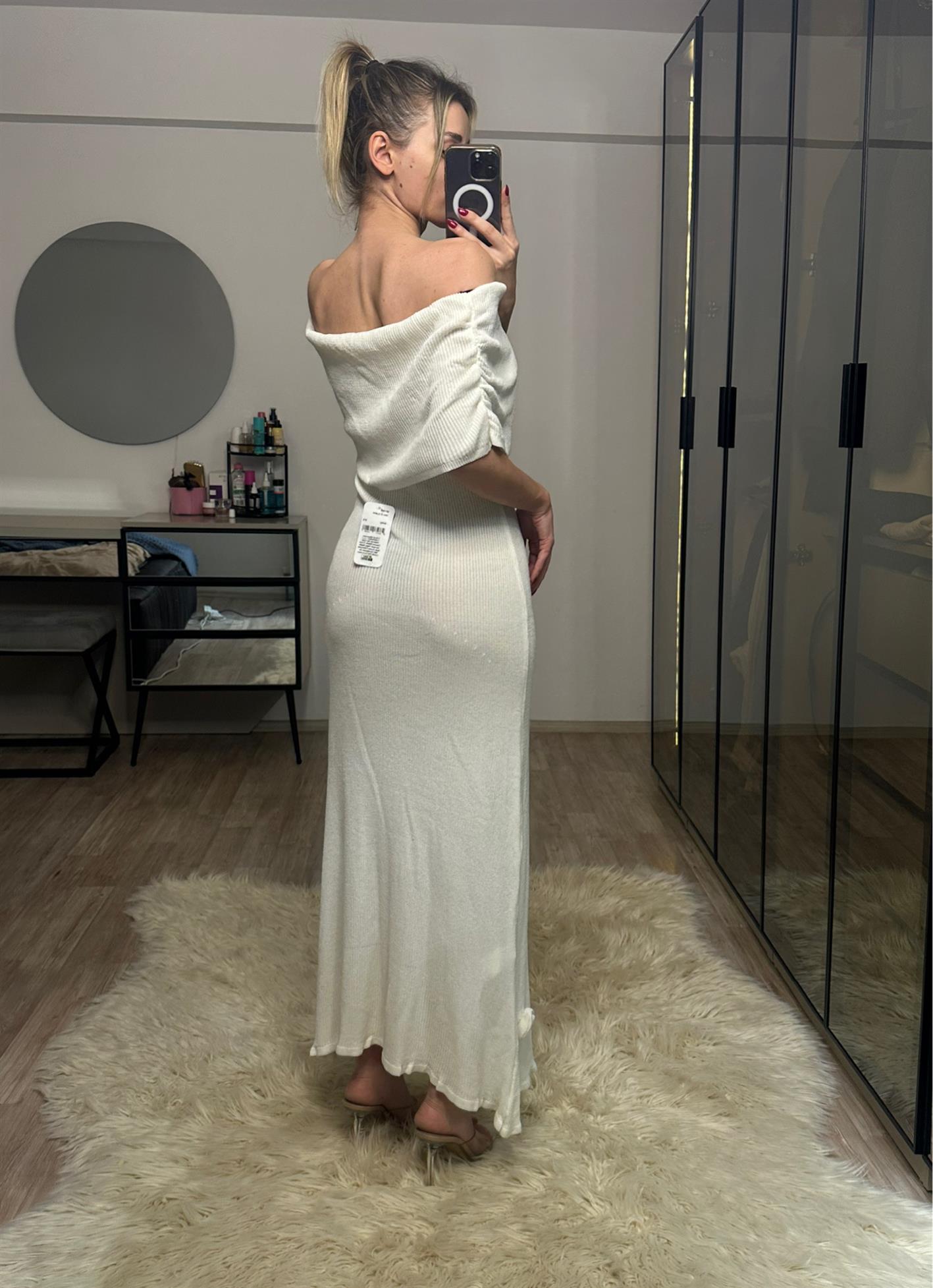 Dalia Beyaz Madonna Yaka Gül Detaylı Elbise