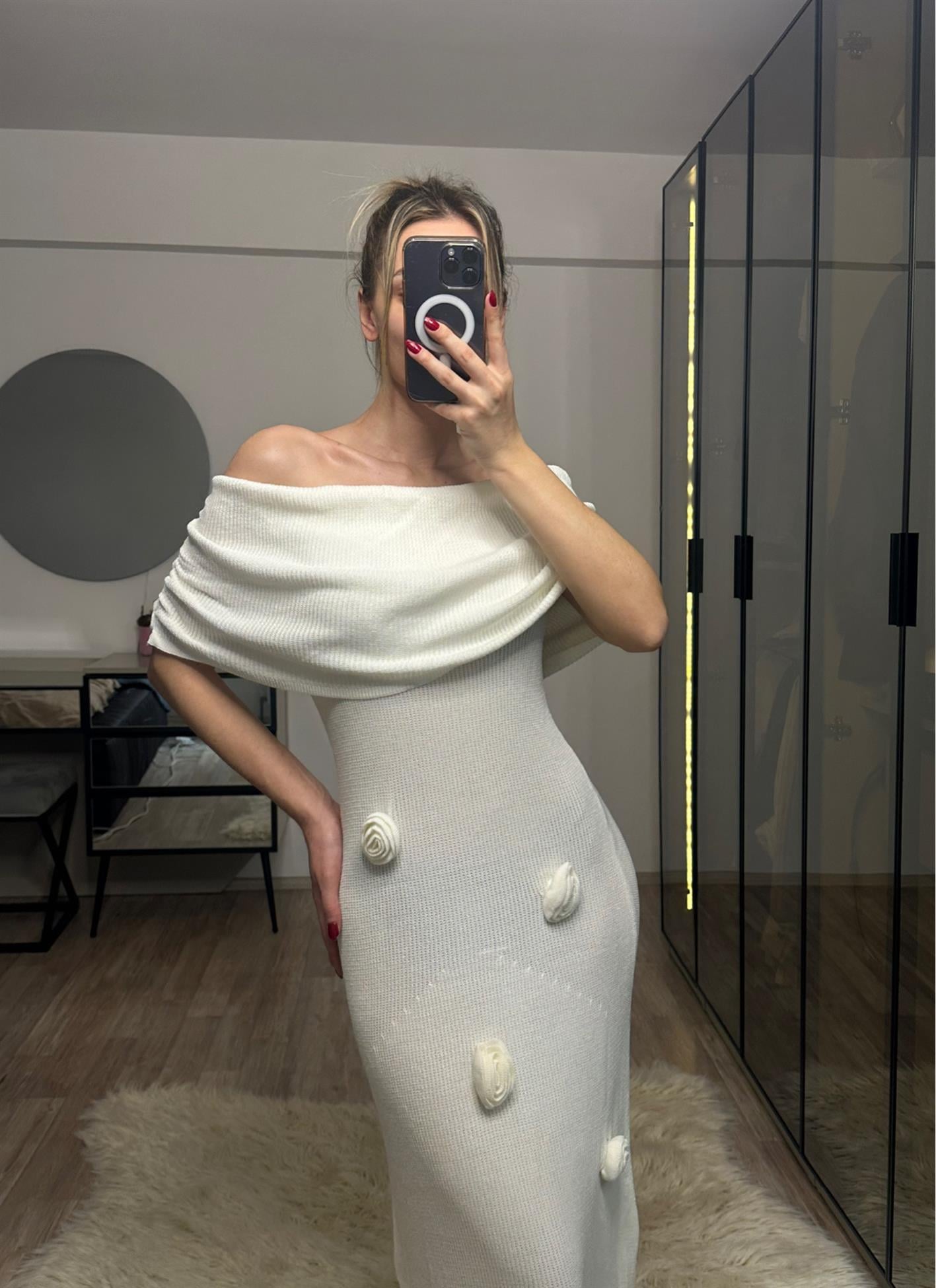 Dalia Beyaz Madonna Yaka Gül Detaylı Elbise