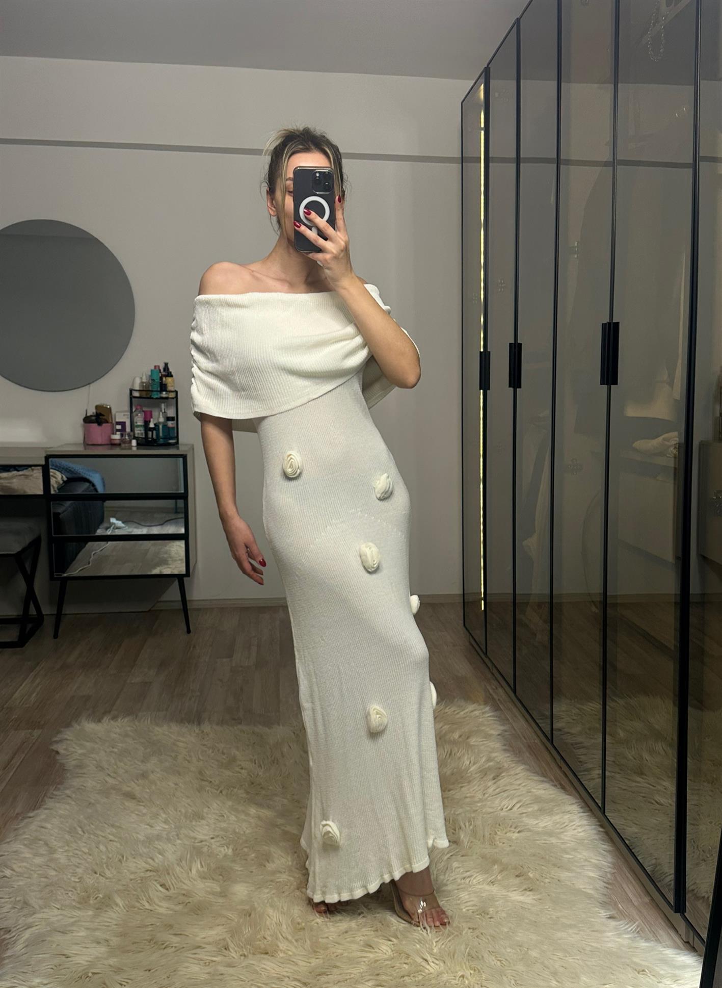 Dalia Beyaz Madonna Yaka Gül Detaylı Elbise