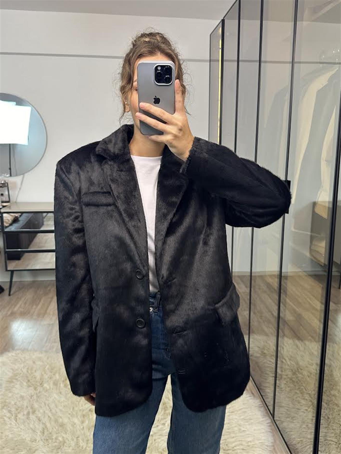 Eline Çift Cepli Kürklü Siyah Blazer Ceket