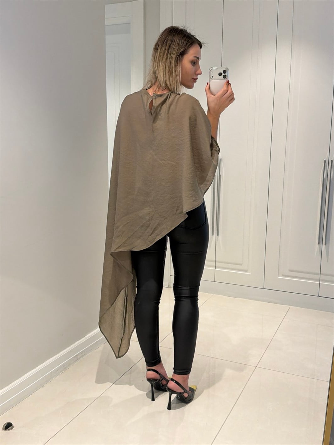 Ella Haki Asimetrik Pelerin Bluz