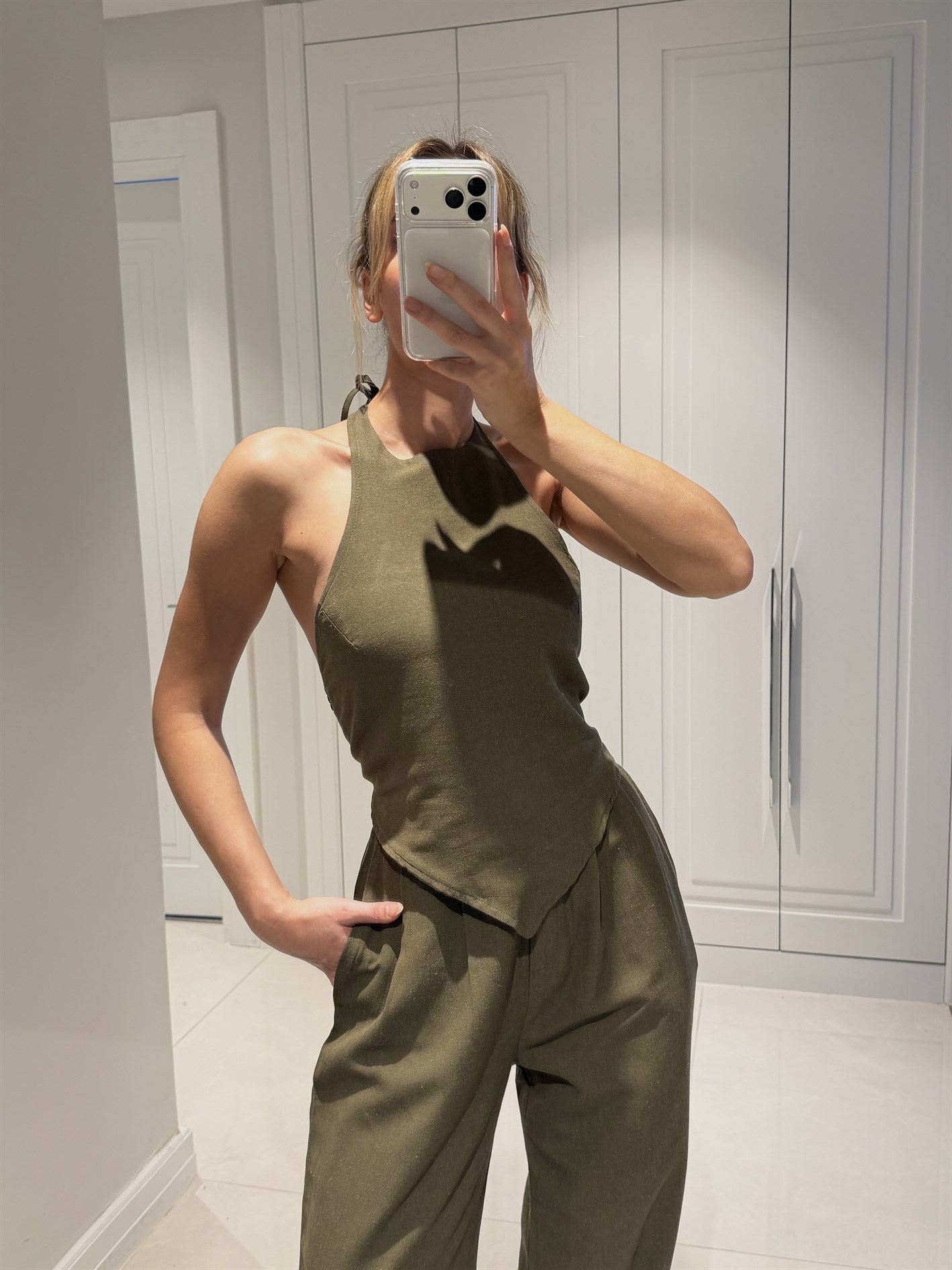 Emily Haki Bambu Keten Asimetrik Halter Yaka Bluz Pantolon Takım