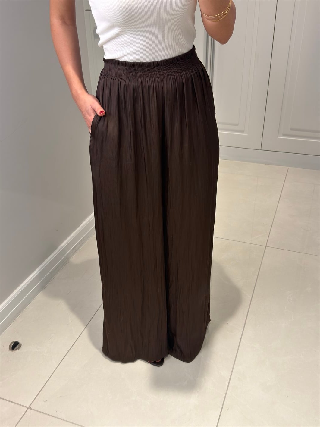 Hadley Acı Kahve Kırışık Görünümlü İpek Saten Pantolon