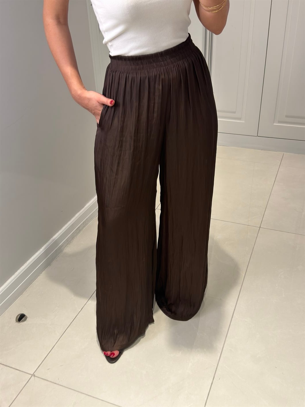 Hadley Acı Kahve Kırışık Görünümlü İpek Saten Pantolon