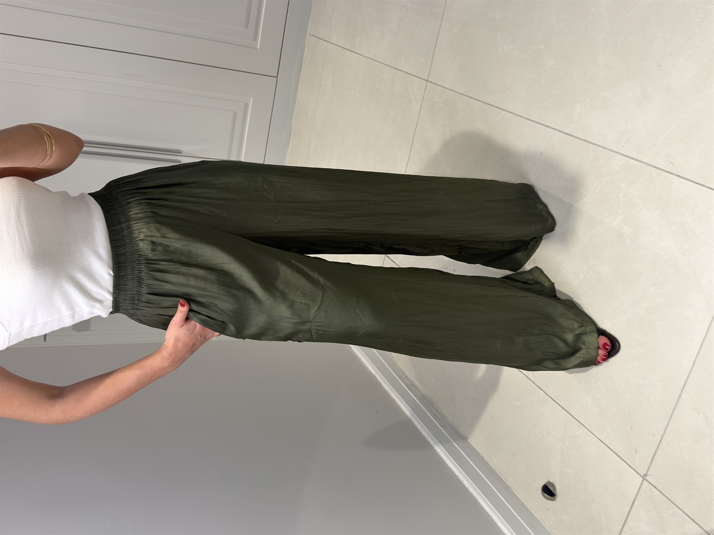 Hadley Haki Kırışık Görünümlü İpek Saten Pantolon