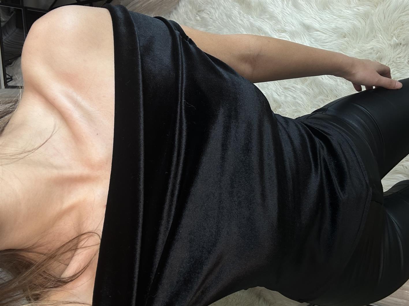 Lillie Siyah Omuz Detaylı Kadife Bluz 